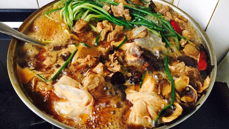 #咸味# 土豆烧牛肉,大火煮开,开盖儿炖5分钟左右,然后改小火炖,盖上锅盖儿炖45分钟。
开盖儿炖5分钟是为了让啤酒的味挥发出去,留下麦芽香气。
大火炖时放一把铲子或者勺子,以改变汤汁沸腾方向,避免沸锅。
