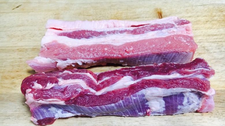 #咸味# 土豆烧牛肉,从牛肋条肉的侧身看,牛肋条肉肥瘦相间,这样的肉炖出来软嫩香醇。