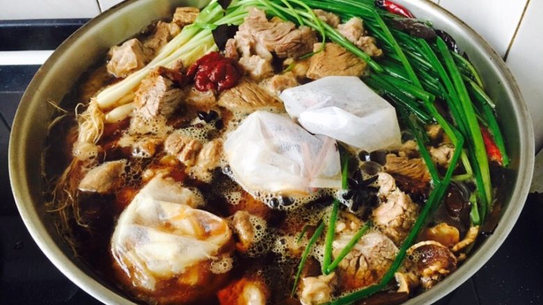 #咸味# 土豆烧牛肉,放入1勺(15g)番茄酱和调料包