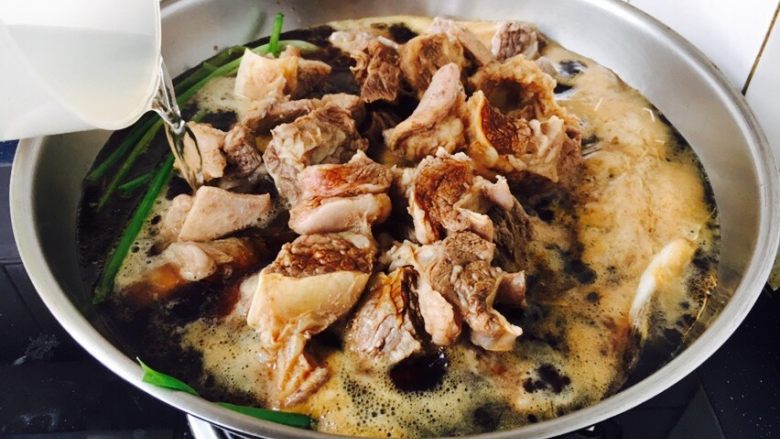 #咸味# 土豆烧牛肉,倒入900ml的开水
请注意是开水!