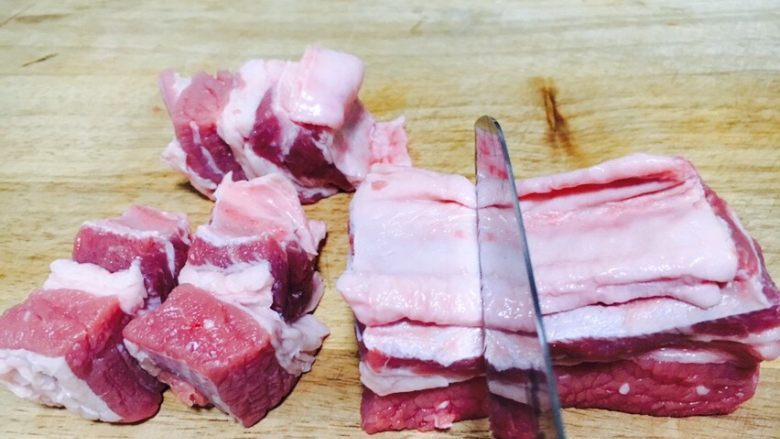 #咸味# 土豆烧牛肉,把肉切成5厘米左右的块,切肉时刀要逆着牛肉的纹理切。