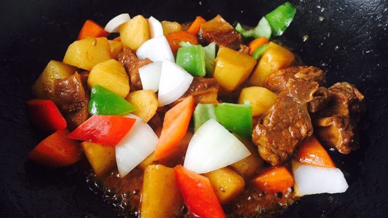 #咸味# 土豆烧牛肉,最后改大火收汁,放入青红椒片和洋葱片翻炒均匀,关火。
汁收到自己喜欢的程度。
按照这个方法炖的土豆和牛肉软嫩,洋葱脆爽。
如果喜欢吃较软烂口味的洋葱,请再提前5分钟放入洋葱。