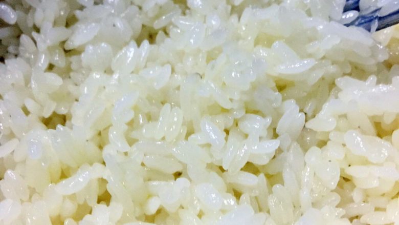 改版牛油拌饭(深夜食堂),黄油全部融化后,糯米饭呈淡淡黄色,且味道很香
