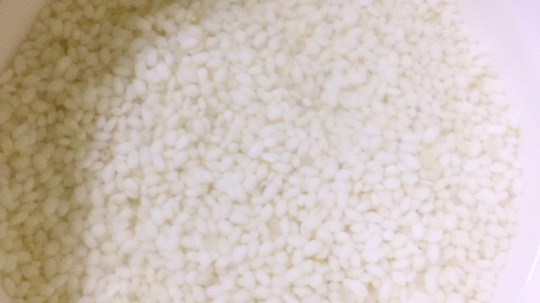 改版牛油拌饭(深夜食堂),圆糯米加入超过其平面1~2cm左右的水浸泡四小时左右,夏季可以提前一夜放冰箱冷藏浸泡