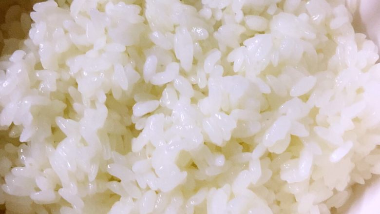 改版牛油拌饭(深夜食堂),再放入微波炉,加热一分钟
整个加热过程,一般不超过五分钟
糯米即可煮熟,粒粒晶莹剔透,Q弹好吃