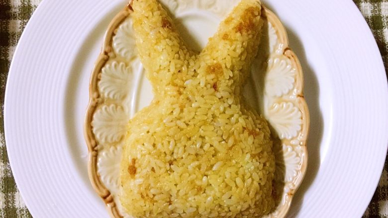 改版牛油拌饭(深夜食堂),倒扣在盘内