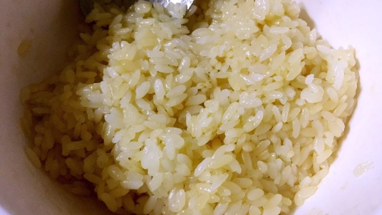 改版牛油拌饭(深夜食堂),搅拌均匀