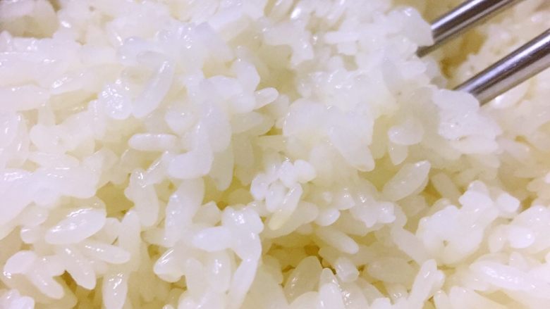 改版牛油拌饭(深夜食堂),用筷子搅拌至米饭松散