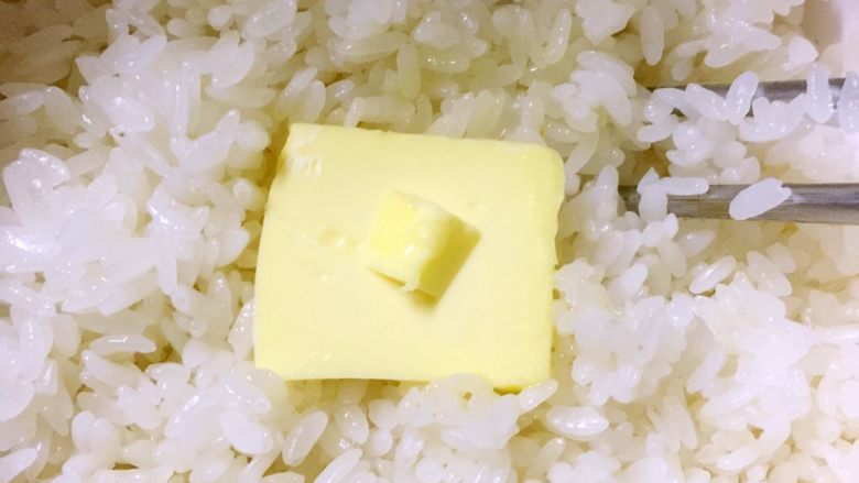 改版牛油拌饭(深夜食堂),乘热,放入<a style='color:red;display:inline-block;' href='/shicai/ 887'>黄油</a>