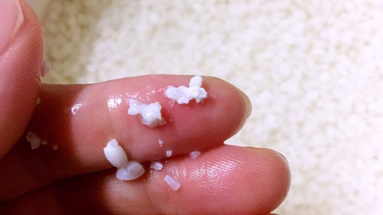 改版牛油拌饭(深夜食堂),取几粒米粒用手指碾一下,能够轻易碾碎说明浸泡完成