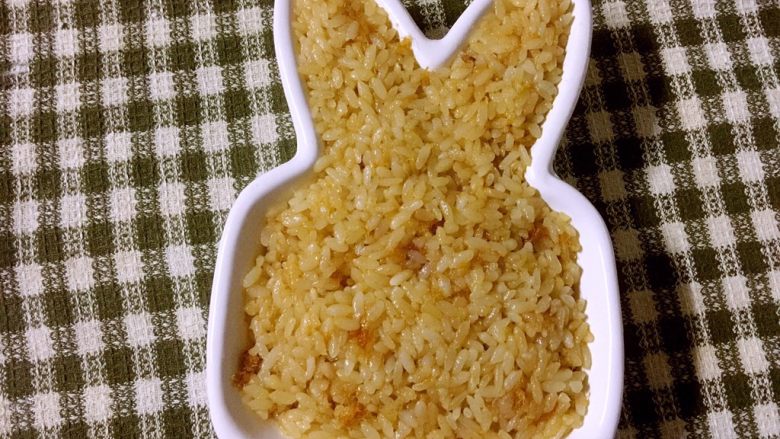 改版牛油拌饭(深夜食堂),这一步开始,有模具的可以参考制作
将拌好的糯米饭填入模具,压紧压实