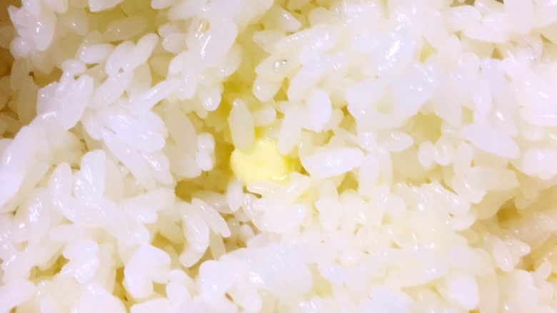 改版牛油拌饭(深夜食堂),用筷子慢慢搅匀,使黄油均匀融化