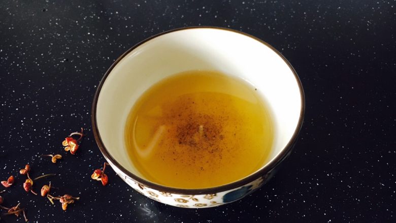爽口开胃小凉菜 花椒油炝芹菜,把花椒油倒入小碗里备用。
小碗里的花椒油可用数次。
花椒油里有沉淀物不影响食用,您可以用细目小筛网过滤。