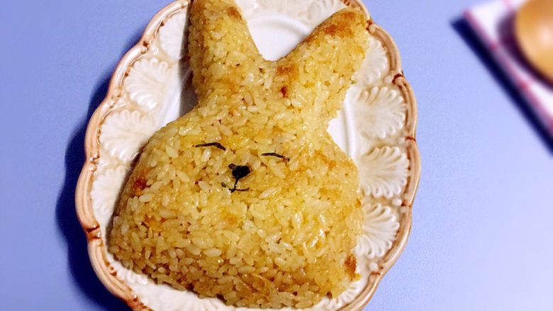 改版牛油拌饭(深夜食堂),将剪好的眼睛、鼻子和嘴,贴上即可
成品
黄油味香浓,味道咸香适口
当作早餐非常方便快捷,营养好,还非常耐饥