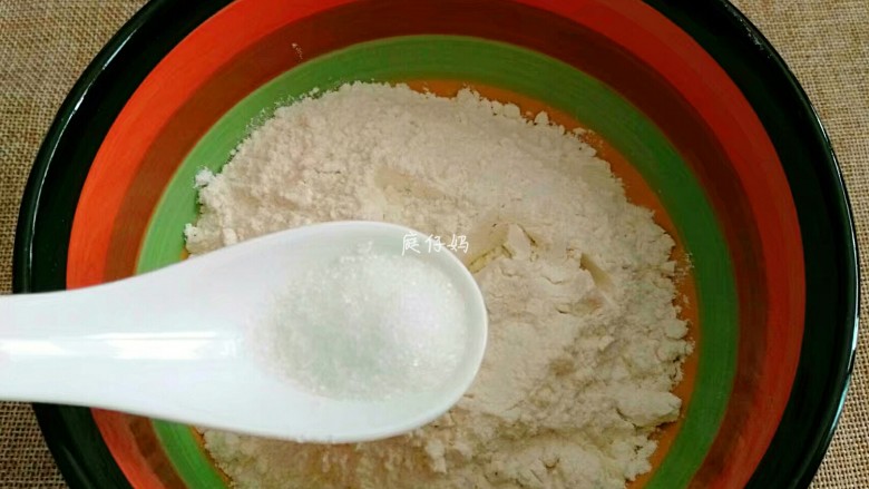 千层葱油饼,取适量普通<a style='color:red;display:inline-block;' href='/shicai/ 519'>面粉</a>【量自定】,里面加一点点白糖。