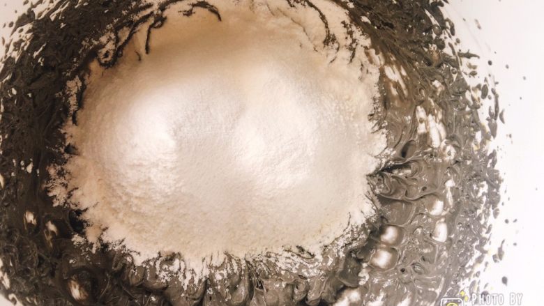 有事没事补充黑营养——黑芝麻磅蛋糕,筛入粉类混合,用蛋抽由下往上翻拌均匀。