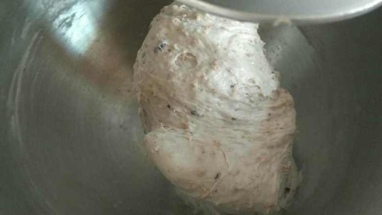 蓝莓坚果大个欧式面包,先低速搅拌至油完全吸收,前后再中高速搅拌至面团完全成团,不沾底,表面光滑。
停下检查,基本完全接近手套膜(有<a style='color:red;display:inline-block;' href='/shicai/ 534'>全麦粉</a>和蓝莓很难成和纯高筋粉面团的白白胖胖的手套膜相比)。