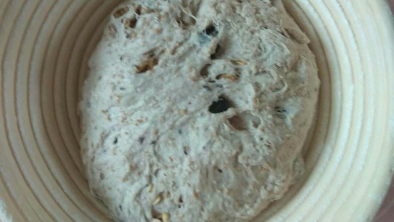 蓝莓坚果大个欧式面包,藤篮撒粉,光滑面朝藤篮放入面团。
二次发酵,28度,45~60分钟。