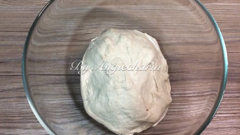 黑麦乡村面包佐鹰嘴豆泥,大概15分钟,揉成光滑有延展性面团即可。取出面团放进大碗中,盖好保鲜膜。