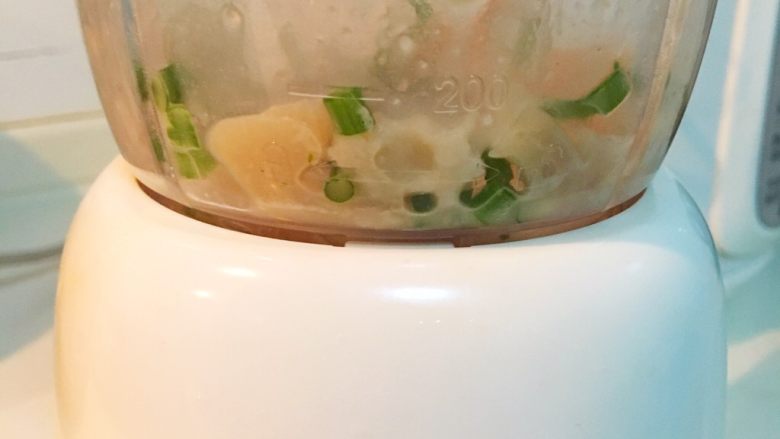 咖喱黑松露菌菇锅贴(含皮冻制作方法),我加了点葱、<a style='color:red;display:inline-block;' href='/shicai/ 29'>洋葱</a>,还有之前剩下来的一点汤汁,扔到搅拌机里搅打。