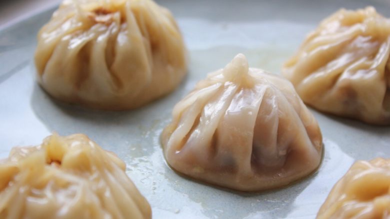 咖喱黑松露菌菇锅贴(含皮冻制作方法),小笼包是放到蒸笼里面蒸的。就是要这样子的。里面是一包汤。