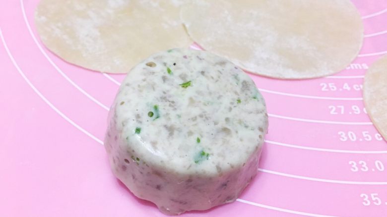 咖喱黑松露菌菇锅贴(含皮冻制作方法),然后,放入冰箱里冷冻,估计十来分钟就可以变成这种皮冻。这个皮冻就是保证包子啊小笼啊汤圆啊锅贴啊多汁流啊流啊的重点啦!