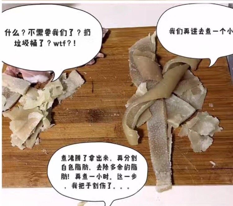 咖喱黑松露菌菇锅贴(含皮冻制作方法),至沸腾了以后,拿出来分割多余的脂肪,分割后,纯皮了再进去煮。煮约一小时。量少的话,煮半小时也够了,主要是要煮的很烂很透明哦!
