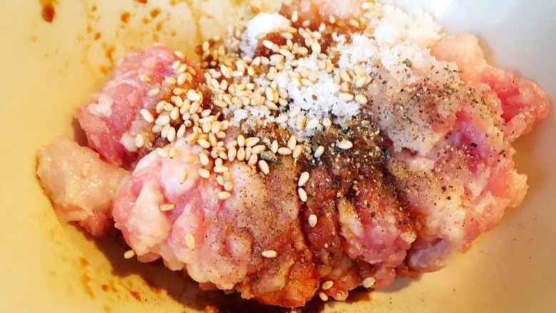 咖喱黑松露菌菇锅贴(含皮冻制作方法),肉加上上述那些调料自己调制。