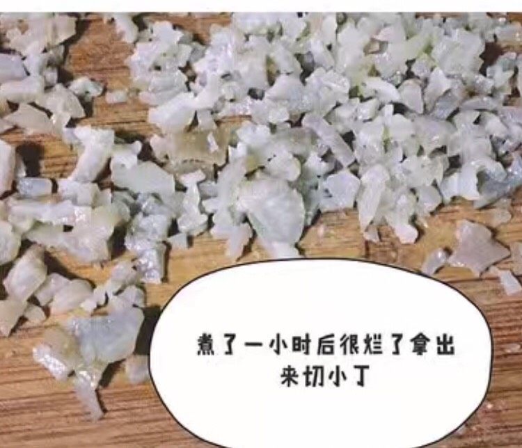 咖喱黑松露菌菇锅贴(含皮冻制作方法),煮的很烂了拿出来切小丁。