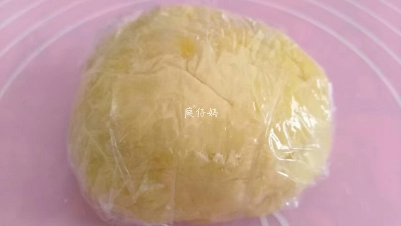 千层葱油饼,然后揉成团，用保鲜膜盖住醒半小时。