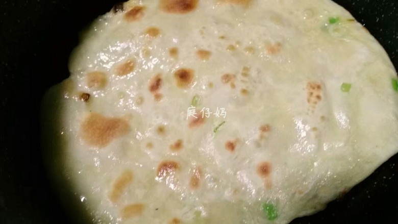 千层葱油饼,锅中刷层油,盖上盖子,前至两面金黄熟透即可。