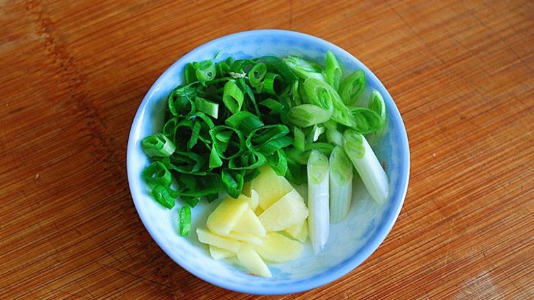 鲜美螃蟹酱,葱段、姜片切好,一旁备用
