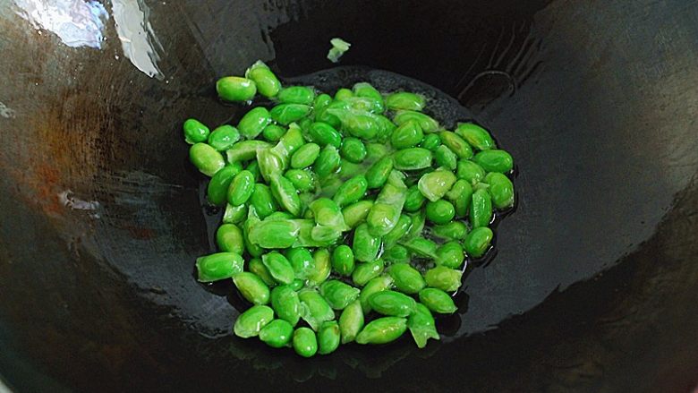 鲜美螃蟹酱,锅烧热,热锅冷油,倒入毛豆米,稍稍翻炒一下,装碗