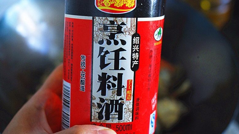 鲜美螃蟹酱,加入<a style='color:red;display:inline-block;' href='/shicai/ 718'>料酒</a>,去腥提香,彻底翻炒均匀