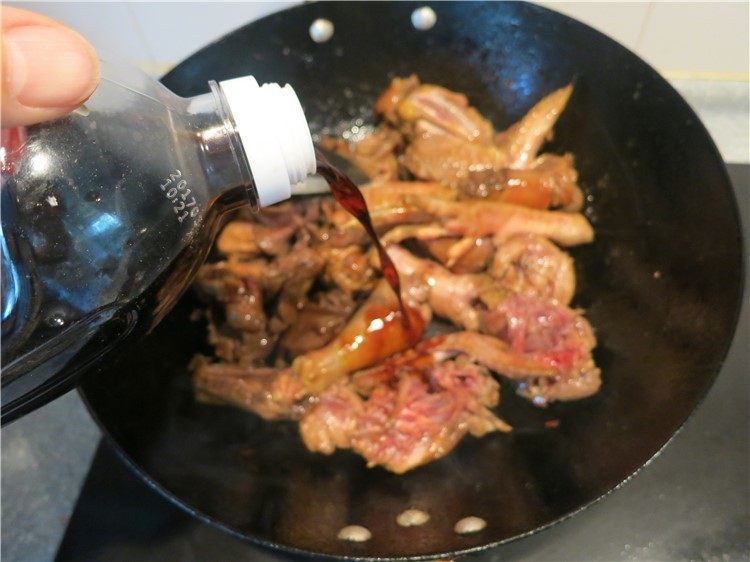 恩施高山小土豆炖鸡,放入味级鲜酱油翻炒