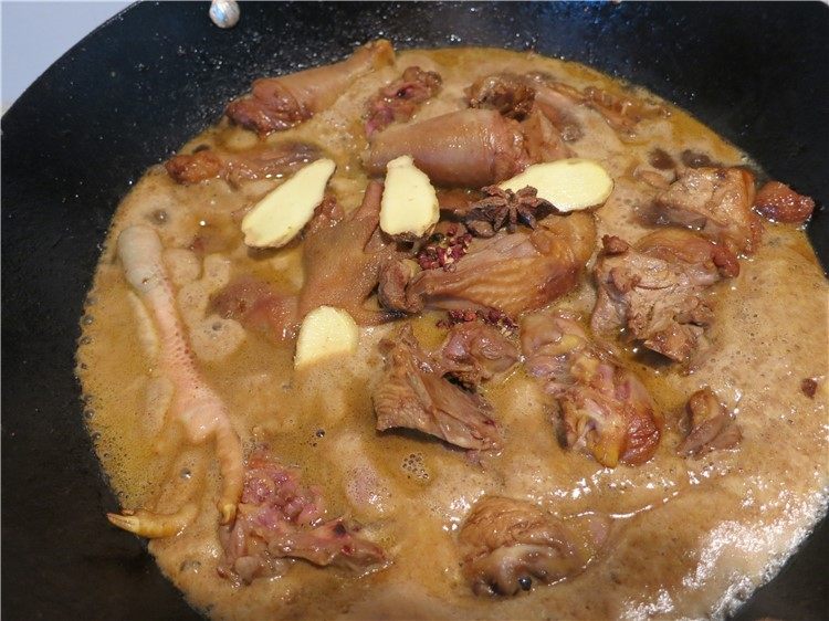 恩施高山小土豆炖鸡,没过鸡肉就可以,放姜片及花椒大料调味料
