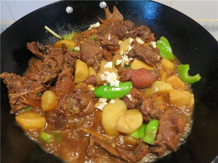 恩施高山小土豆炖鸡,翻拌辣椒熟了就可以出锅