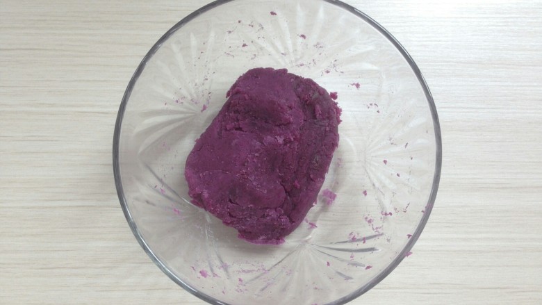 紫薯水晶饼,紫薯馅材料,紫薯295克,细砂糖42克,<a style='color:red;display:inline-block;' href='/shicai/ 887'>黄油</a>28克放入不粘锅里炒一会儿,至顺滑就做好了。分成每个15克,搓圆。