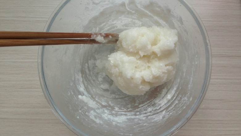 紫薯水晶饼,加入沸水,迅速用筷子搅拌,尽量使沸水能烫到全部粉类。