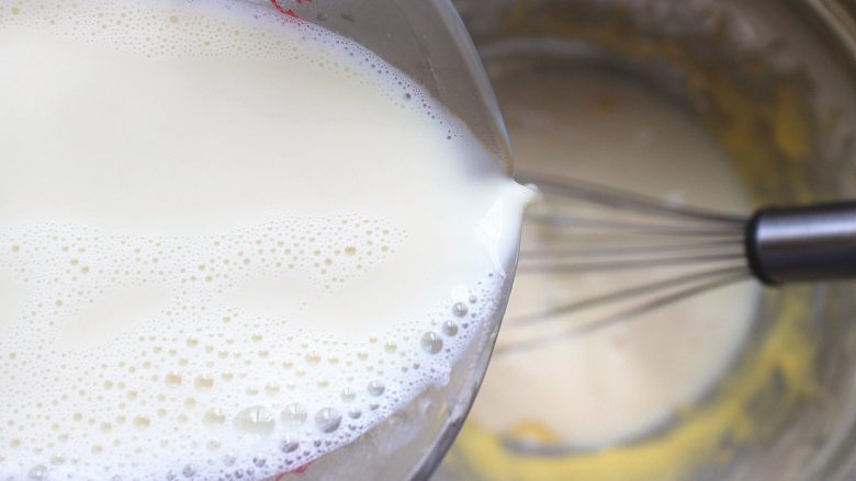 豆乳盒子蛋糕,然后将做好的豆浆取四百克出来,接着将热豆浆倒入到盆子里,一边倒入,一边搅拌!豆浆全部加完以后,是属于很稀的状态