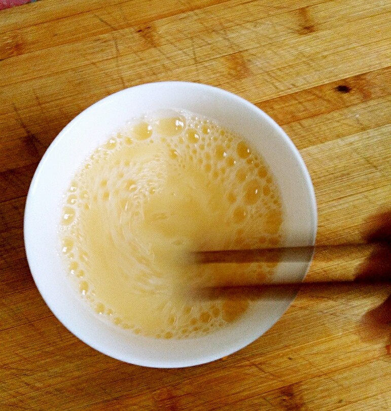 小葱鸡蛋羹,水加进去后,搅拌搅拌