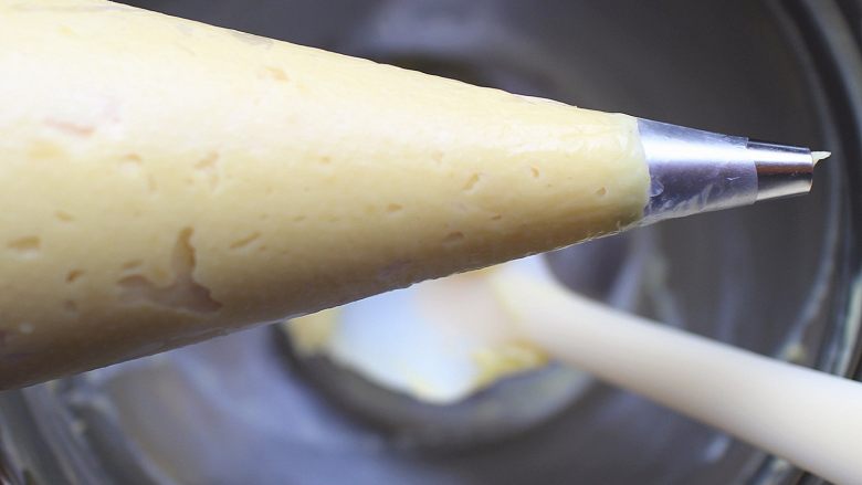 豆乳盒子蛋糕,接着将做好的豆乳酱装进裱花袋内备用!