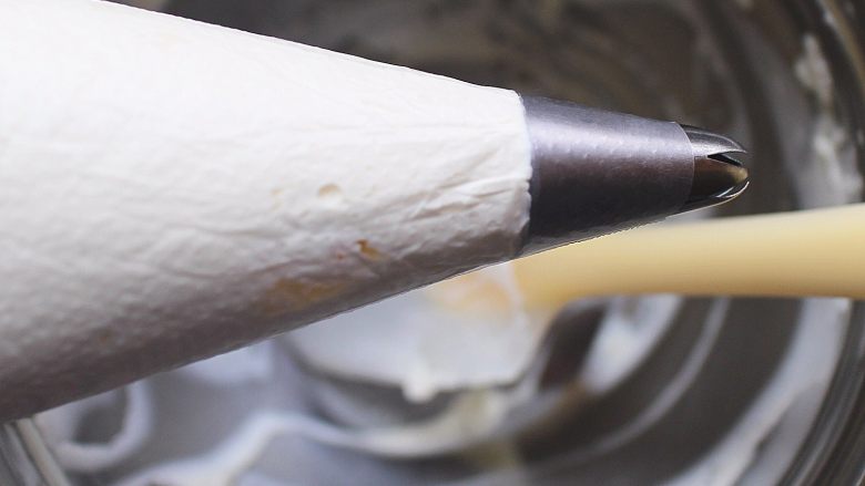豆乳盒子蛋糕,将打发好的奶油装进裱花袋备用!