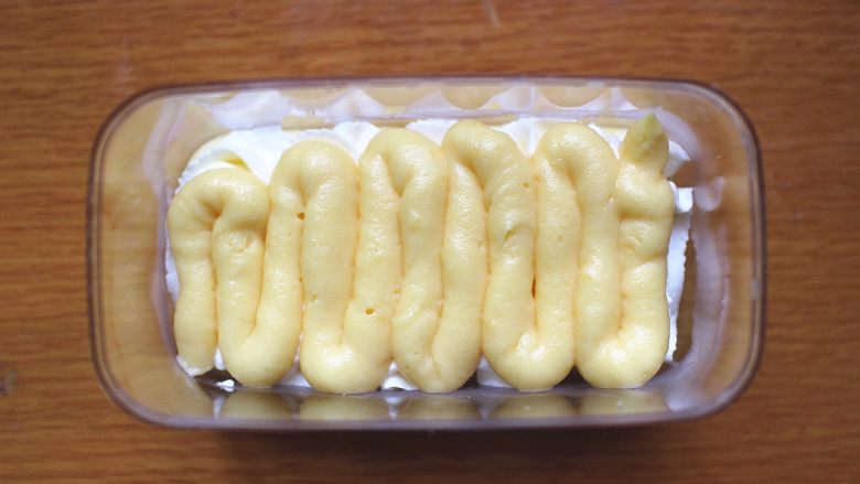 豆乳盒子蛋糕,然后在挤上一层豆乳酱!此时你也可以在撒上一层熟<a style='color:red;display:inline-block;' href='/shicai/ 3603'>黄豆</a>粉
