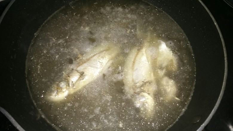 豆腐鱼汤,煎至两面金黄后放入适量水,水滚后煮五分钟,倒入料酒,加入适量盐