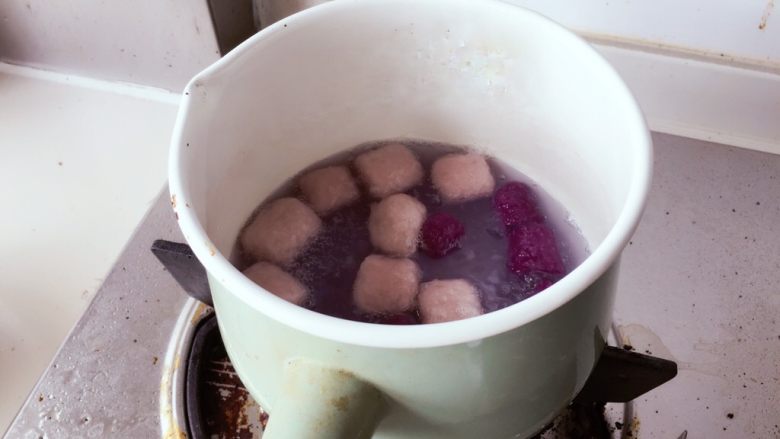 两色手感芋圆,小火煮5min左右,芋圆浮起后再煮1min出锅