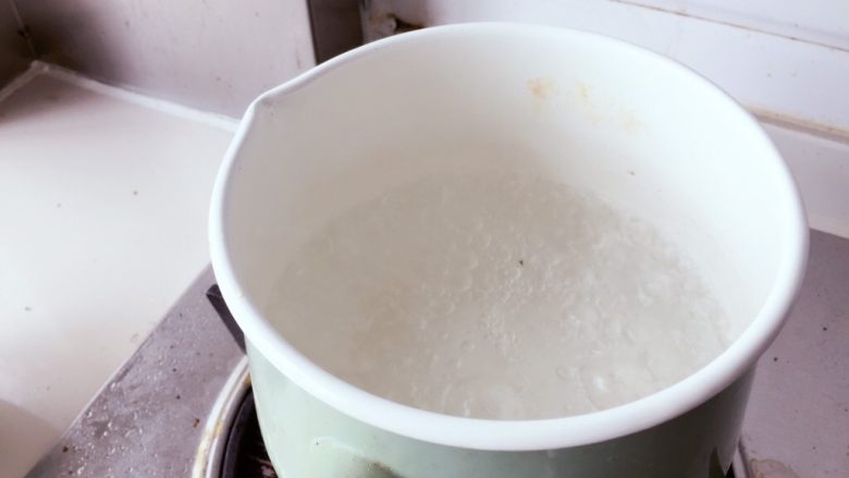 两色手感芋圆,煮芋圆:小奶锅里放水,中火烧开,把芋圆放进去(水不开放的话,芋圆容易化掉)