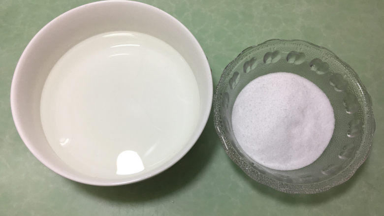 在家也能腌出流油的咸鸭蛋,然后取两个碗,一个放入高度白酒,一个倒入盐。