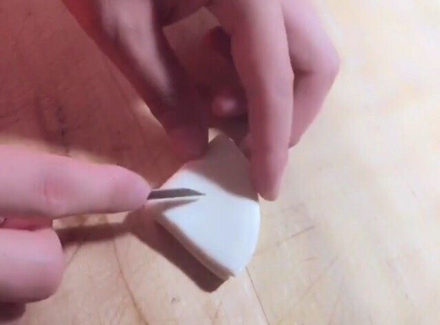 猪蹄卷,底边切开,往后捏