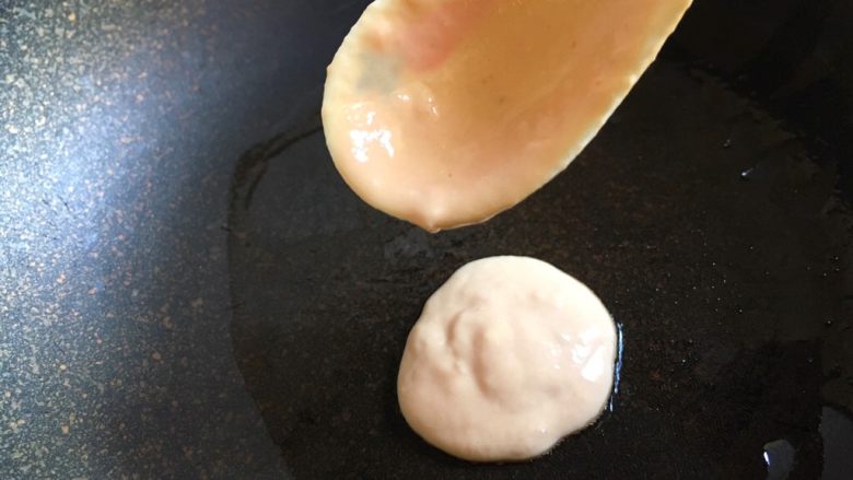 西红柿鸡蛋软饼,锅中抹上少许油(也可以不放),用勺子舀一勺从高一点的地方往下滴,很容易摊成圆形